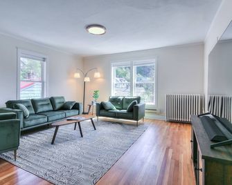 3-bedroom apartment in the heart of Downtown Juneau - Juneau - Living room