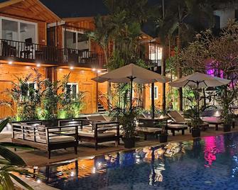 Sinq Party Hotel - No Male Stags Allowed - Candolim - Piscina