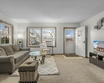Peaceful 2-Bedroom Apartment - Close To It All! - Pittsboro - Living room