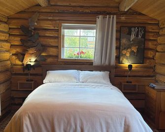 Cozy historic log cabin in downtown Talkeetna with WiFi - Talkeetna - Bedroom