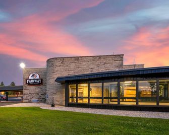 Fairway Inn and Suites - Mishicot - Building