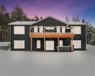 Destination Lake House - Hot tub - Windsor - Building