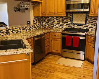 Cozy Home in Grass Valley - Grass Valley - Kitchen