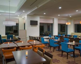 Enjoy Hartford: Refreshing Stay with Free Parking, Near Attractions! Indoor Pool - Glastonbury - Restaurant