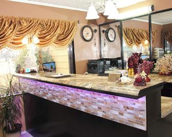 Relax Inn Vinita - Vinita - Front desk