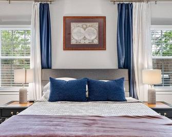 New! The Prairie House with Cowboy Pool & Fire Pit - Grand Prairie - Habitación