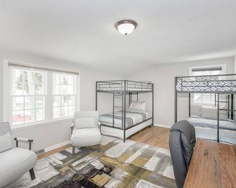 Luxurious and Spacious House—Hot Tub and EV charger \n - Avon Lake - Bedroom