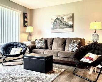 Butterfly Park Retreat #3 - Centrally located to Decorah's Top Attractions! - Decorah - Вітальня