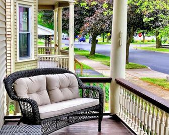 The Reid-Tanner House exemplifies the timeless beauty of Oswego's golden age.\n - Oswego - Innenhof