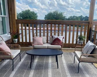 Room 4 (sleeps 2) at Chipley's Squareview Inn - Carthage - Balcón