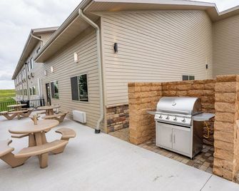 Cobblestone Inn And Suites Sheldon - Sheldon - Patio