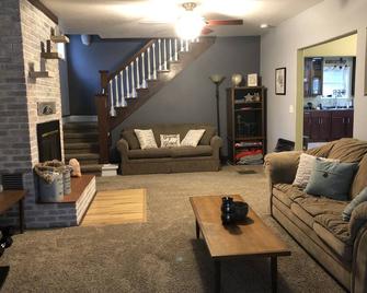 The Rivertown Getaway - Prairie du Chien - Living room