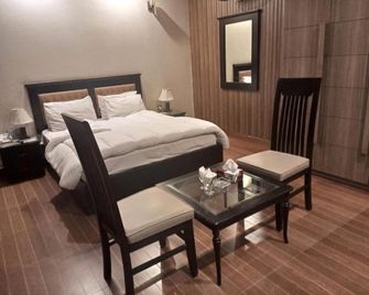 Silk Hotel - Faisalābād - Bedroom