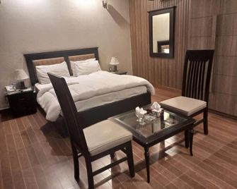 Silk Hotel - Faisalābād - Bedroom