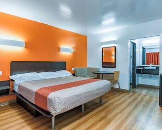 Motel 6 National City Ca - National City - Bedroom