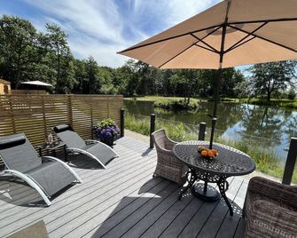 Pine Boutique Lodge with hot tub for couples & dog - York - Patio