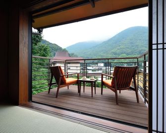 Hakone Onsen Ryokan Yaeikan - Hakone - Balkon