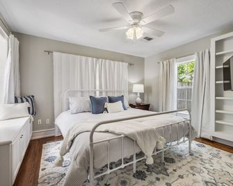 The Cottage On Meadow 3 Br/2 Ba - Bryan - Bedroom