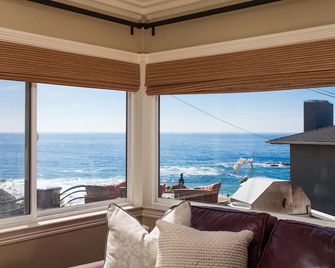 Spectacular Ocean Views! Steps to Beach! Private Patio and 1 Car Garage! - Laguna Beach - Living room