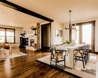 Clint by AvantStay | Brasada Ranch Resort Home - Golf Course, Pool & Hot Tub - Powell Butte - Jídelna