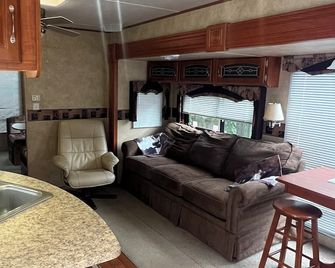 Enjoy a little bit of country living in this park model two bedroom trailer home - Bay Shore - Living room