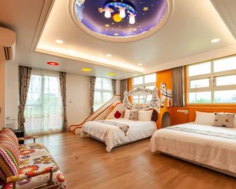 Honeysuckle Family Castle - Wujie Township - Спальня