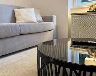 Exclusive vacation apartment in Bogenhausen - quiet location & top facilities - Munich - Living room