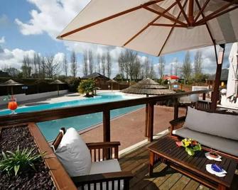 Campsite Seasonova Haliotis - Prestige Cottage 3 Bedrooms 6 Persons - Le Mont-Saint-Michel - Piscina