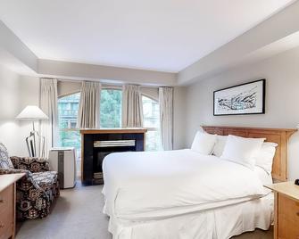 Deluxe, ski holiday studio in the Village with fireplace & gym - walk to lifts - Whistler - Bedroom