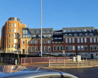 Charming 1-Bed Sleeps 2 Parking - Leeds - Building