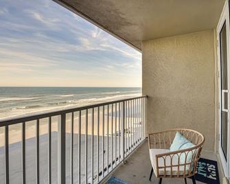 Top-Floor Beach Condo with 2 Oceanfront Balconies! - Daytona Beach Shores - Balcón