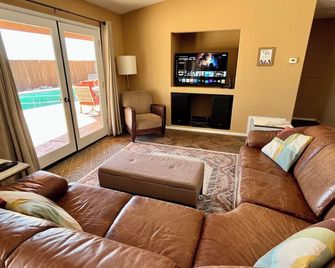 Cozy Desert Hideout with Pool - Borrego Springs - Living room