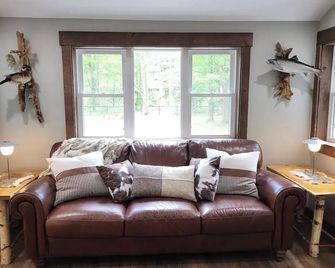 Hse Nr Lk George Winter Carnival+Ski Mtn w/HotTub - كوينسبوري - غرفة معيشة