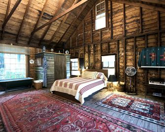 Secluded And Rustic Cabin Rental With Mo - Woodstock - Bedroom