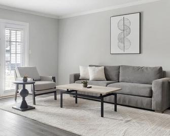 Landing Modern Apartment with Amazing Amenities ID1803X76 - Homewood - Living room