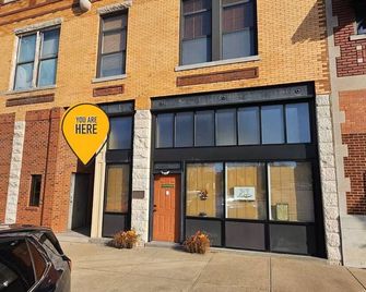 Steps to the Square! Walk to Coffee, Dining, & Big Spring Park - Neosho - Budova