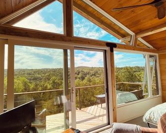 Skyfall Off Grid Luxury Cabin - Creemore - Balcony