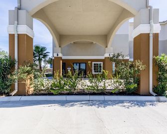 Super 8 by Wyndham Kenedy - Kenedy - Building