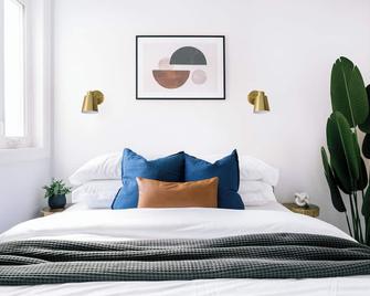 The Juniper Room | Private Queen Bed - Toronto - Bedroom