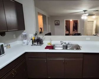 Lovely 3-bedroom estate with AC in beautiful El Mirage - El Mirage - Cocina
