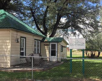 River Cottage #1 near North Platte and Hot Springs - Saratoga - Building