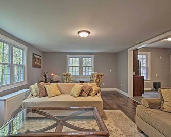 Beautiful Lenox Home, 3 Mi to Shakespeare and Co! - Lenox - Living room