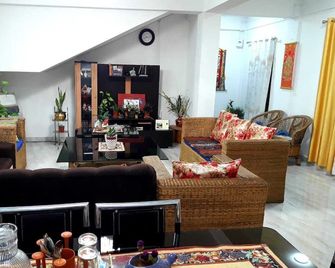 Family run 3 bedroom homestay at delightful Soureni Mirik welcomes you. - Mirik - Lounge