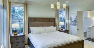 Updated Historic Condo Home / 3 BR each Private Bath / Walk Everywhere - Savannah - Bedroom