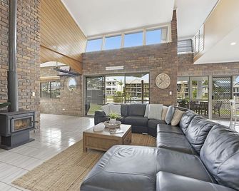 Minimum 3 night stay 4 Bed/2 Bath Sleeps 10 (max 6 Adults) - Maroochydore - Living room