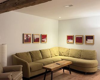 Spacious Chelsea Bungalow Near Gatineau Park, Skiing & Wakefield - Chelsea - Living room