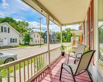 Bennington Gem with Smart TV Near Historic District! - Bennington - Balcony