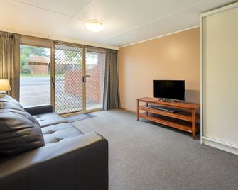 Aat 28 Goldsmith Motel - Hamilton - Living room