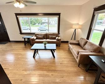 Spacious Home Lake Minnetonka Downtown Excelsior - Excelsior - Living room