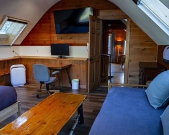 Xplorer II - Keene | Modernized Private Apartment in Town | Centrally Located to Major Trailheads - Keene - Living room